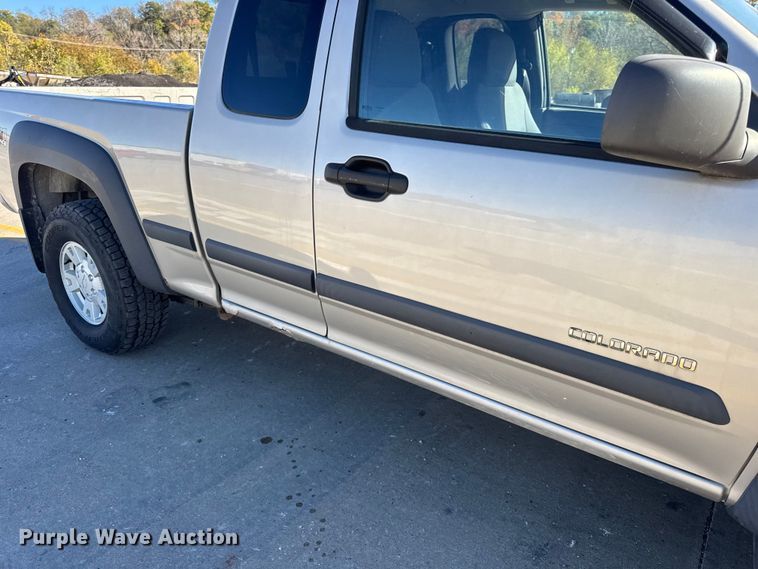 image for item EF2278 2004 Chevrolet Colorado Ext. Cab pickup truck