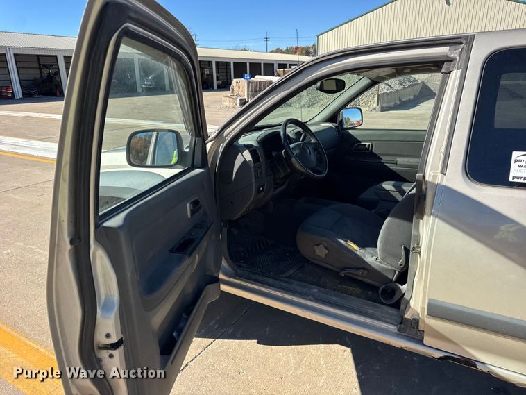 image for item EF2278 2004 Chevrolet Colorado Ext. Cab pickup truck