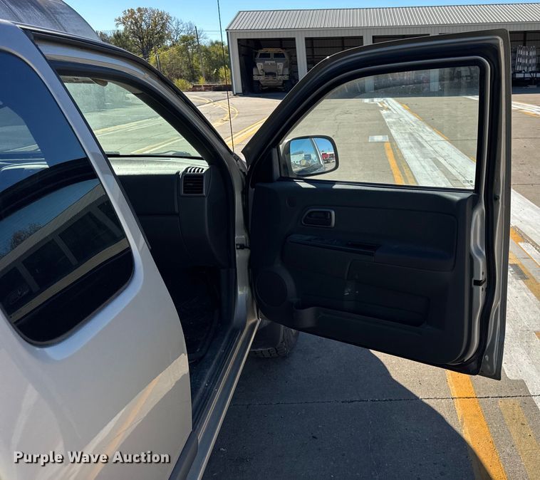 image for item EF2278 2004 Chevrolet Colorado Ext. Cab pickup truck