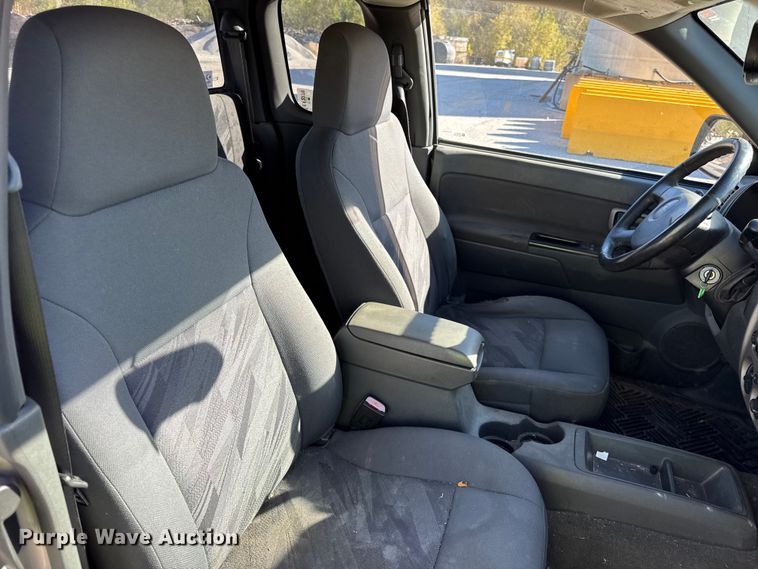 image for item EF2278 2004 Chevrolet Colorado Ext. Cab pickup truck