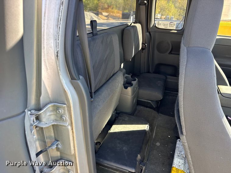 image for item EF2278 2004 Chevrolet Colorado Ext. Cab pickup truck