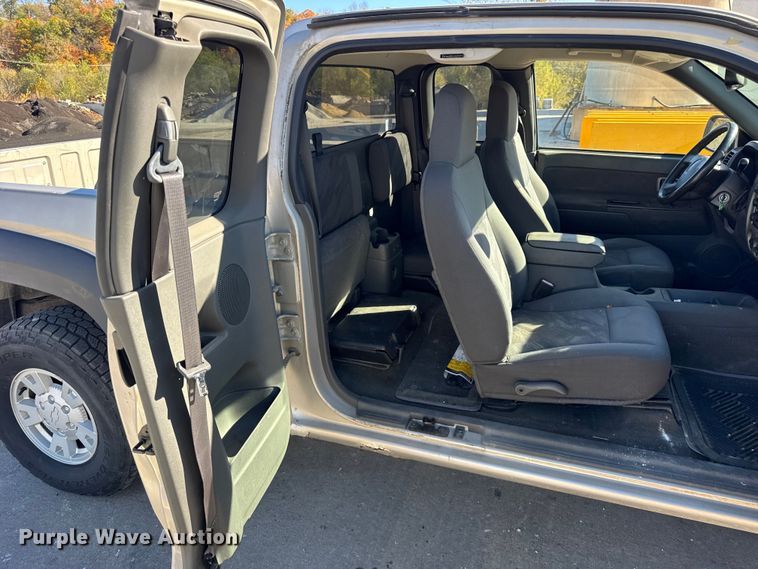 image for item EF2278 2004 Chevrolet Colorado Ext. Cab pickup truck