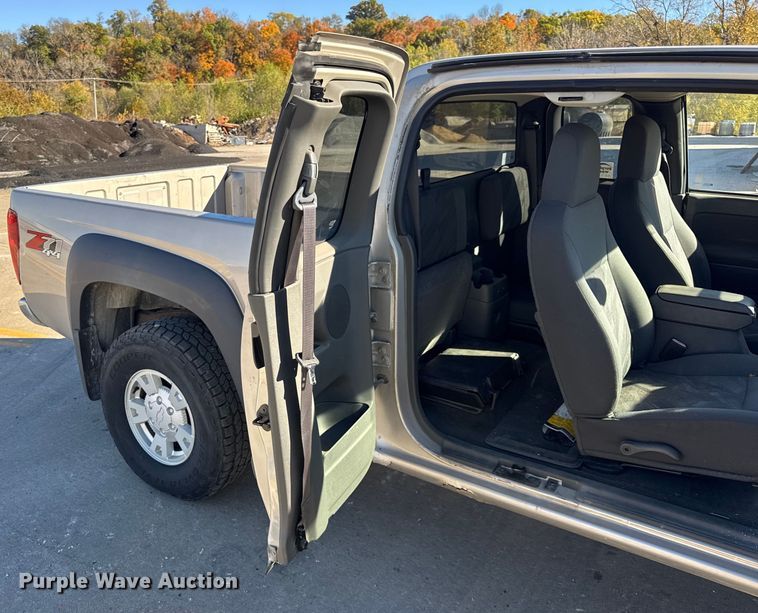 image for item EF2278 2004 Chevrolet Colorado Ext. Cab pickup truck