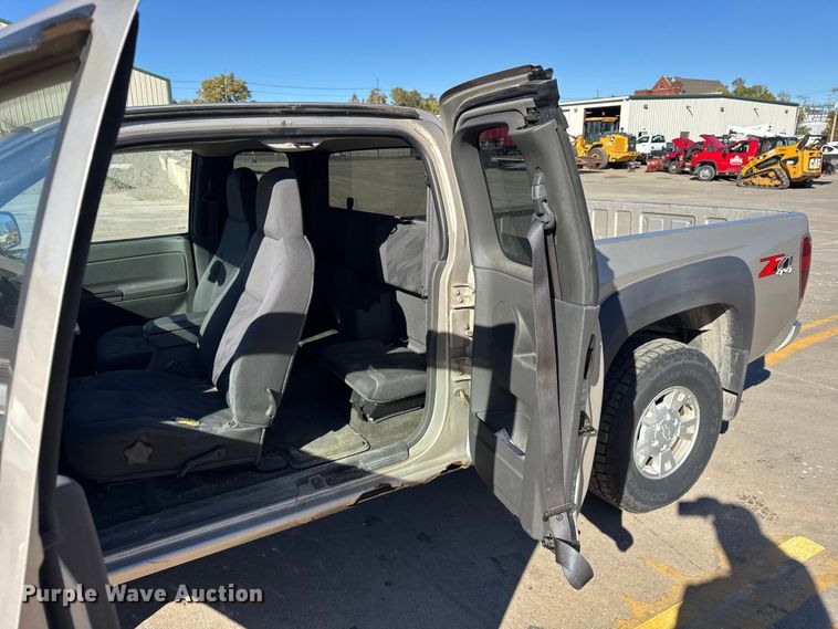 image for item EF2278 2004 Chevrolet Colorado Ext. Cab pickup truck