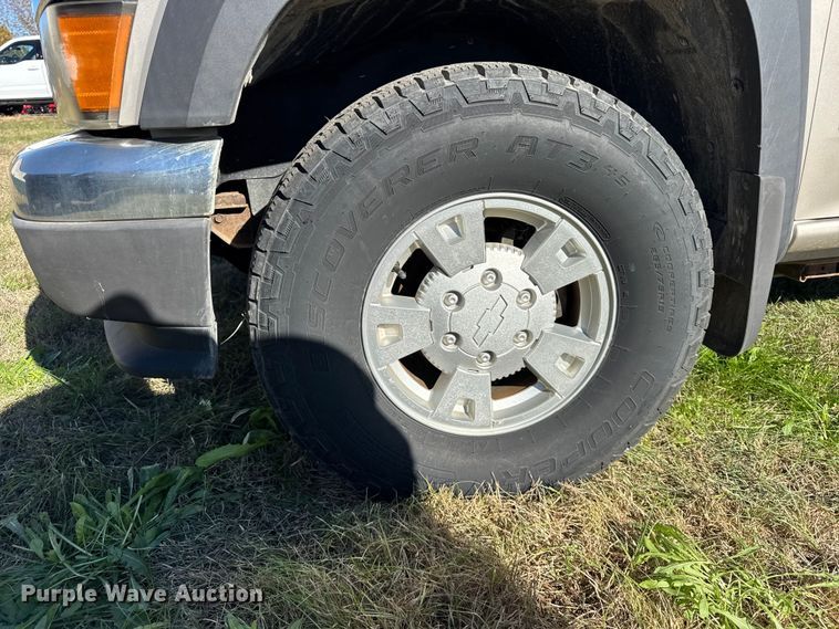 image for item EF2278 2004 Chevrolet Colorado Ext. Cab pickup truck