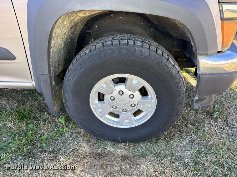 image for item EF2278 2004 Chevrolet Colorado Ext. Cab pickup truck