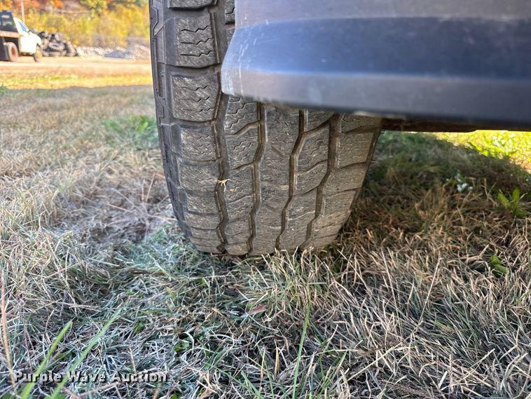 image for item EF2278 2004 Chevrolet Colorado Ext. Cab pickup truck