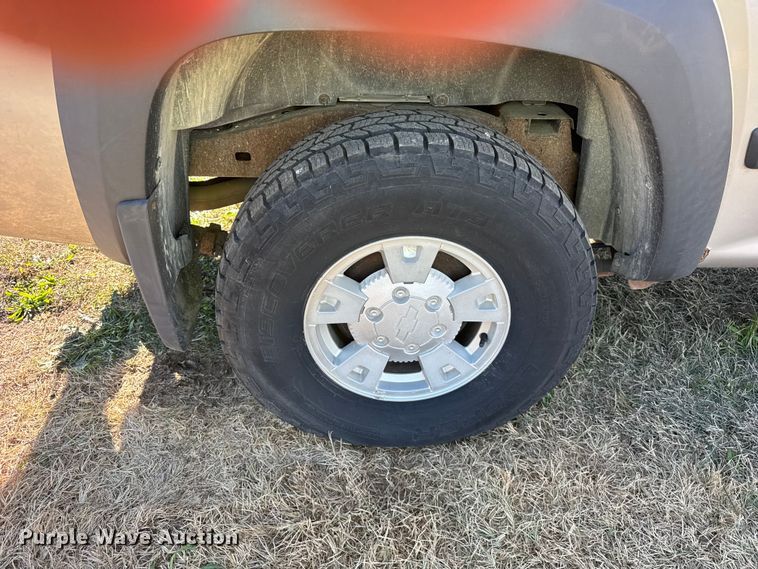 image for item EF2278 2004 Chevrolet Colorado Ext. Cab pickup truck