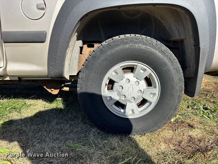 image for item EF2278 2004 Chevrolet Colorado Ext. Cab pickup truck
