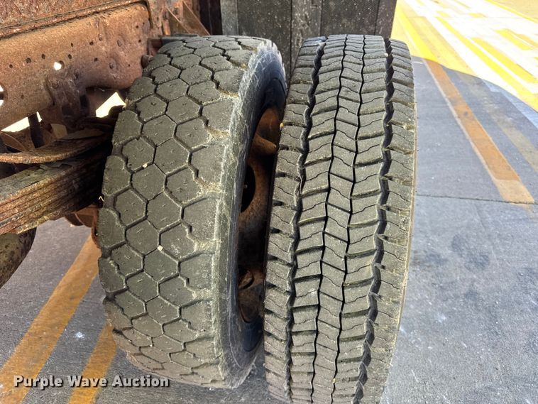 image for item EF2279 2001 Ford F450 Super Duty dump flatbed truck