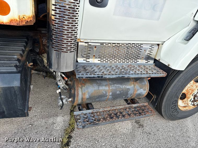 image for item EG8693 2009 International 7400 dump truck