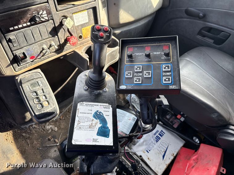 image for item EG8693 2009 International 7400 dump truck