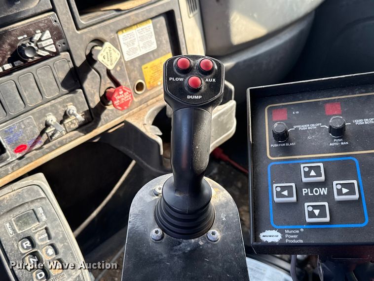 image for item EG8693 2009 International 7400 dump truck