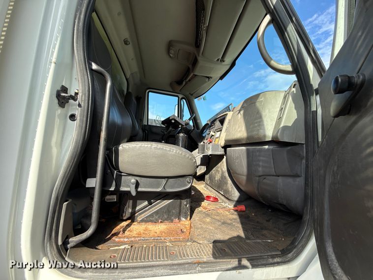 image for item EG8693 2009 International 7400 dump truck