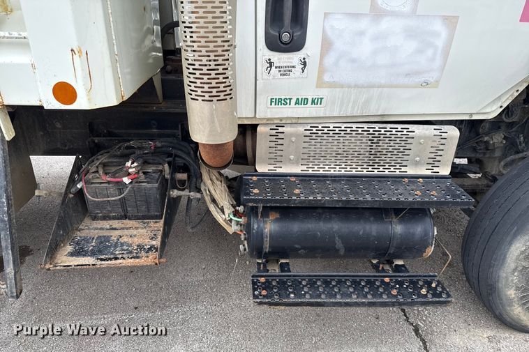 image for item EG8736 2012 International 7400 dump truck