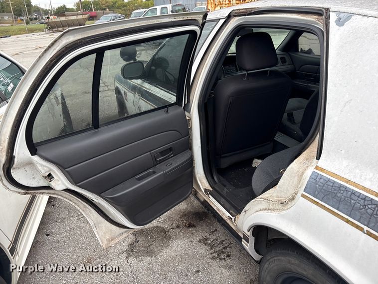image for item EG8779 2005 Ford Crown Victoria Police Interceptor 