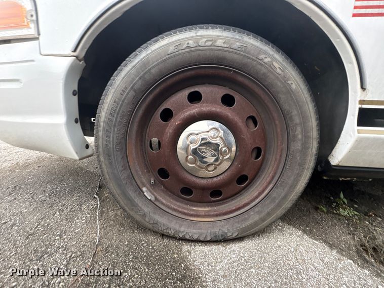 image for item EG8779 2005 Ford Crown Victoria Police Interceptor 