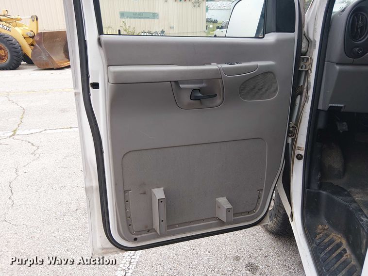 image for item EG8785 2002 Ford E150 van