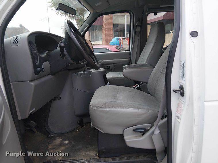 image for item EG8785 2002 Ford E150 van