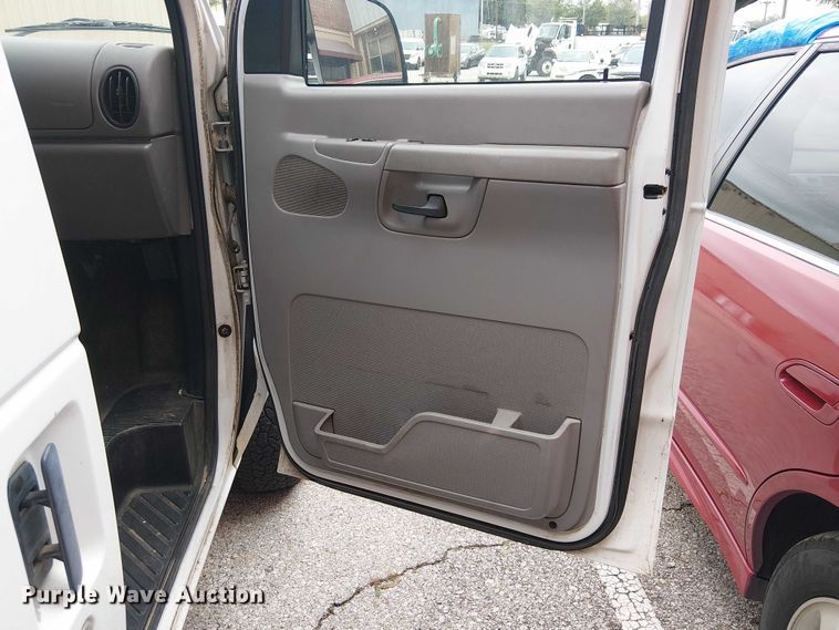 image for item EG8785 2002 Ford E150 van