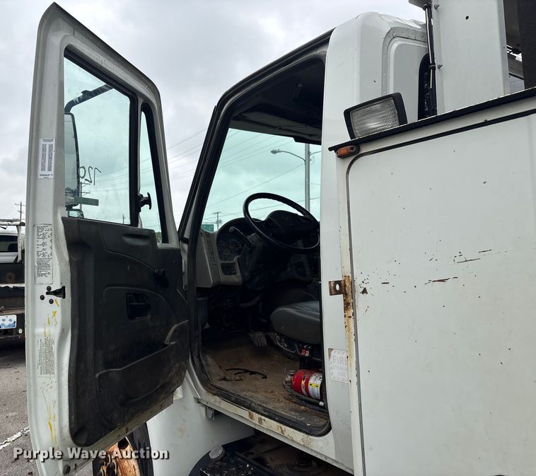 image for item EG8799 2009 International 4400 utility / service truck