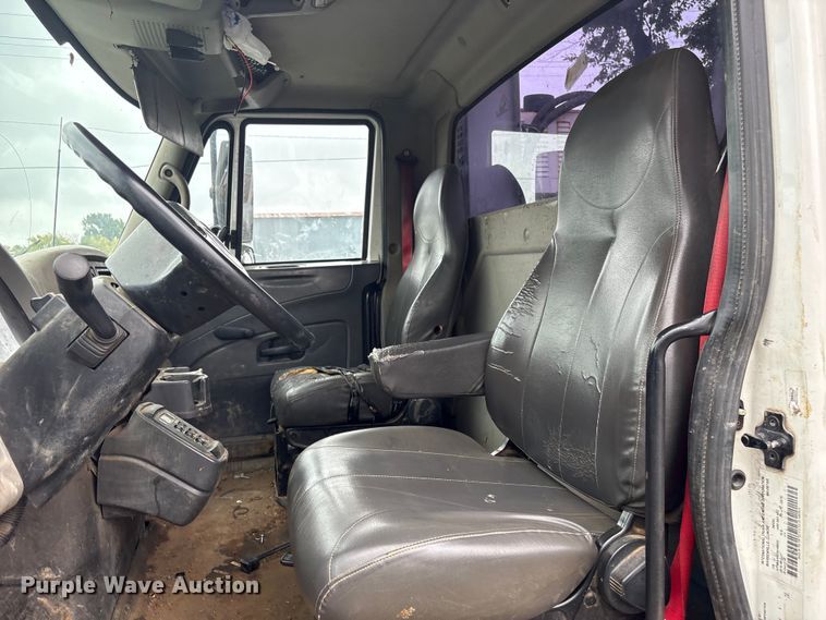 image for item EG8799 2009 International 4400 utility / service truck