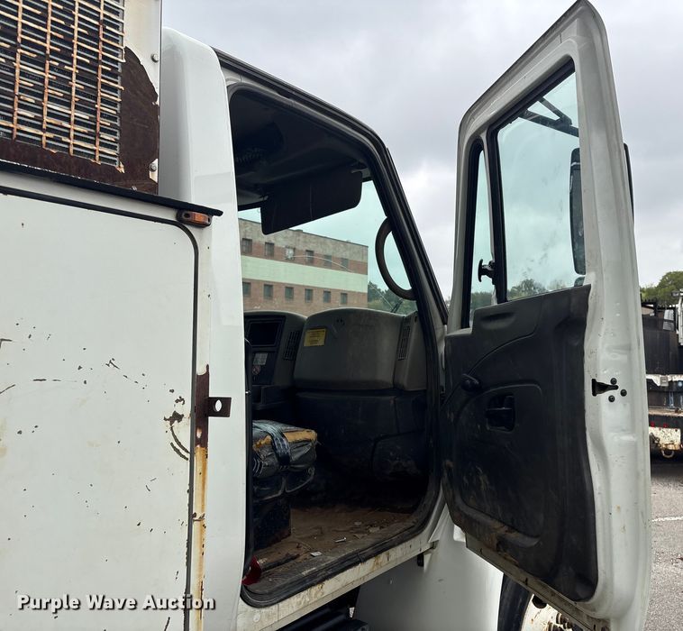 image for item EG8799 2009 International 4400 utility / service truck