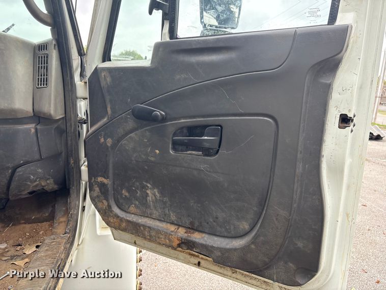 image for item EG8799 2009 International 4400 utility / service truck