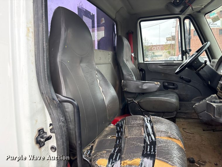 image for item EG8799 2009 International 4400 utility / service truck