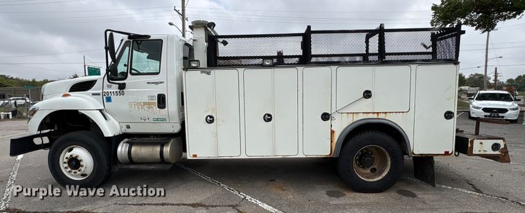 image for item EG8800 2011 International 7400 utility / service truck