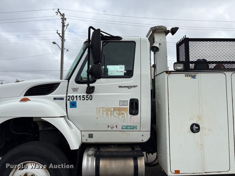 image for item EG8800 2011 International 7400 utility / service truck