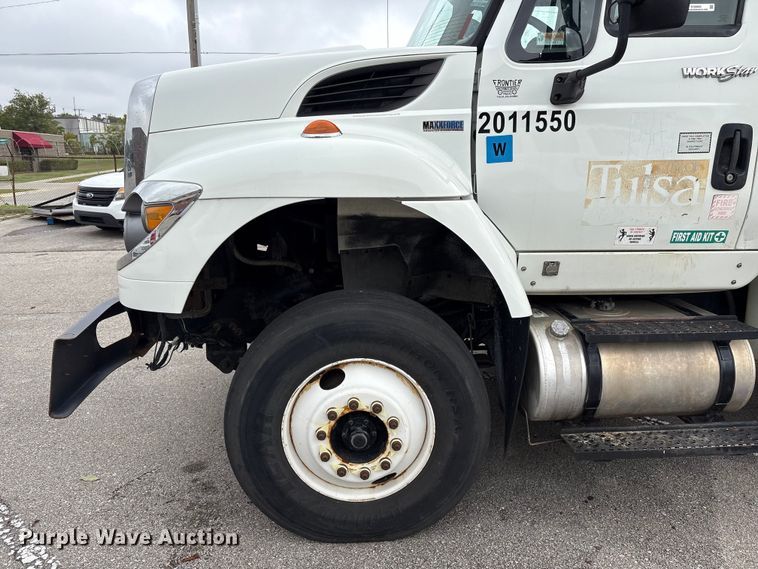 image for item EG8800 2011 International 7400 utility / service truck