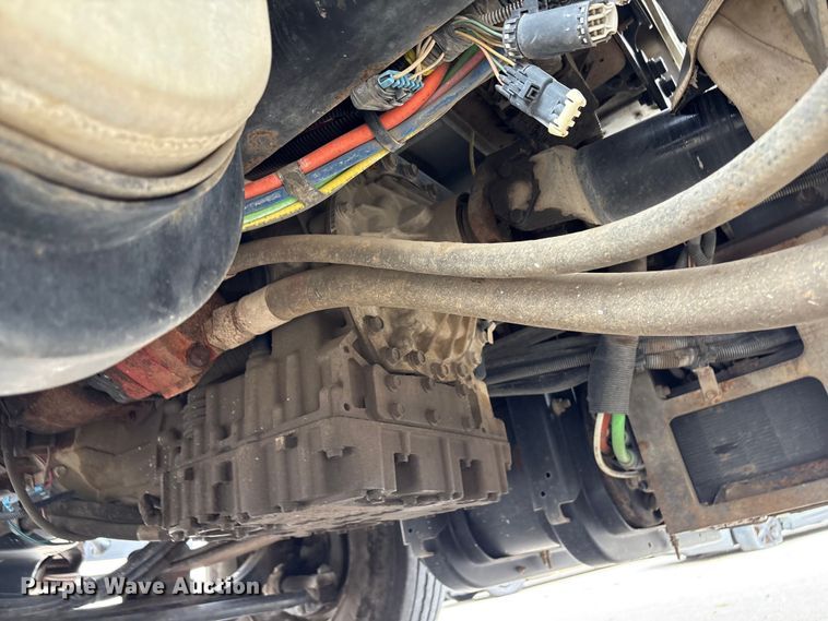 image for item EG8800 2011 International 7400 utility / service truck