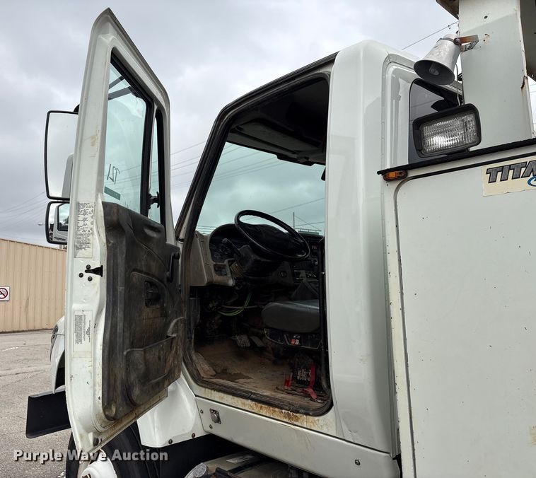 image for item EG8800 2011 International 7400 utility / service truck