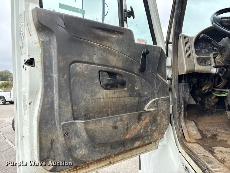 image for item EG8800 2011 International 7400 utility / service truck