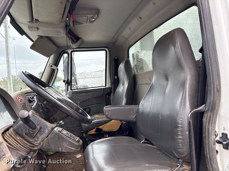 image for item EG8800 2011 International 7400 utility / service truck