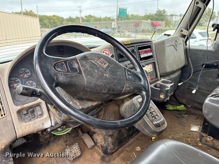 image for item EG8800 2011 International 7400 utility / service truck