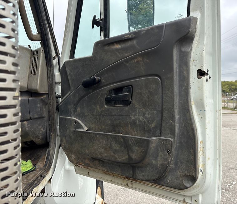 image for item EG8800 2011 International 7400 utility / service truck