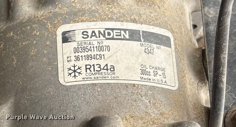 image for item EG8800 2011 International 7400 utility / service truck