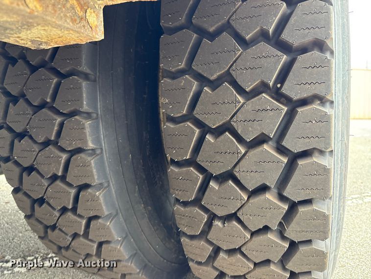 image for item EG8800 2011 International 7400 utility / service truck