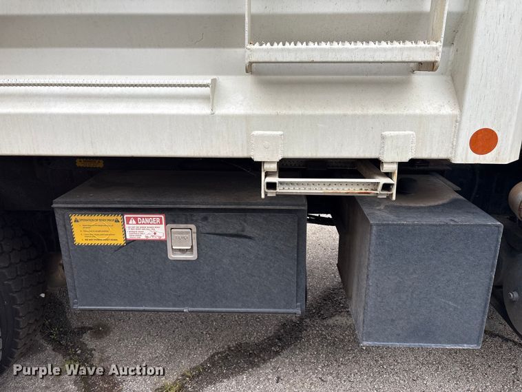 image for item EG8817 2001 International F-2554 dump truck