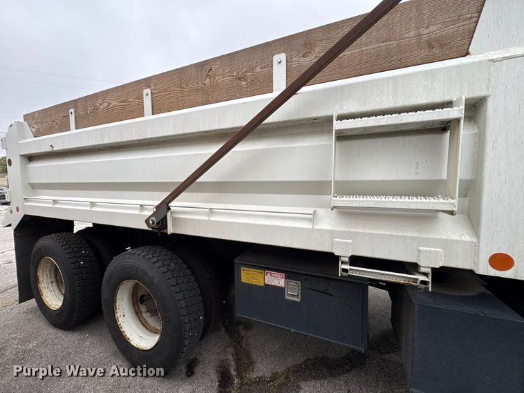 image for item EG8817 2001 International F-2554 dump truck