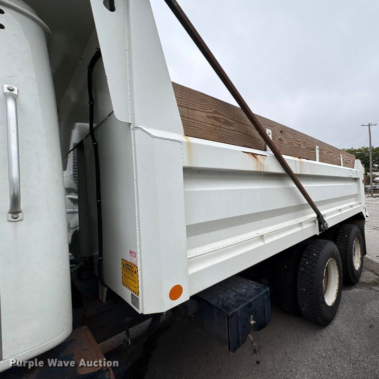 image for item EG8817 2001 International F-2554 dump truck