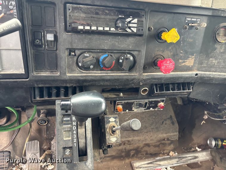 image for item EG8817 2001 International F-2554 dump truck