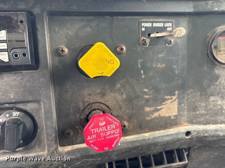 image for item EG8817 2001 International F-2554 dump truck