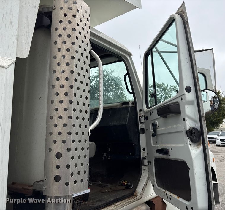 image for item EG8817 2001 International F-2554 dump truck