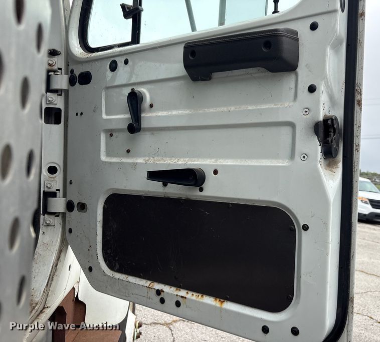 image for item EG8817 2001 International F-2554 dump truck