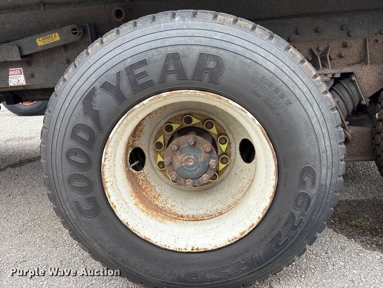 image for item EG8817 2001 International F-2554 dump truck