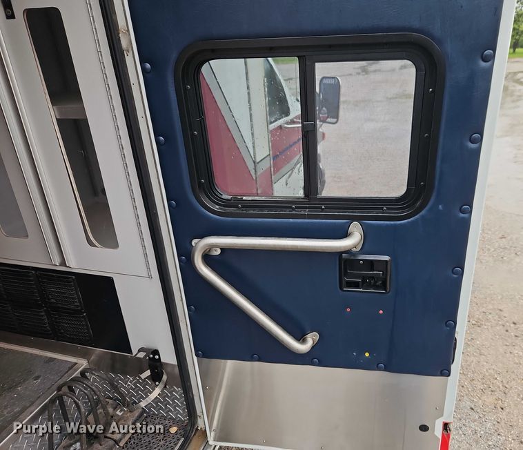 image for item EJ0071 1999 Ford E450 ambulance
