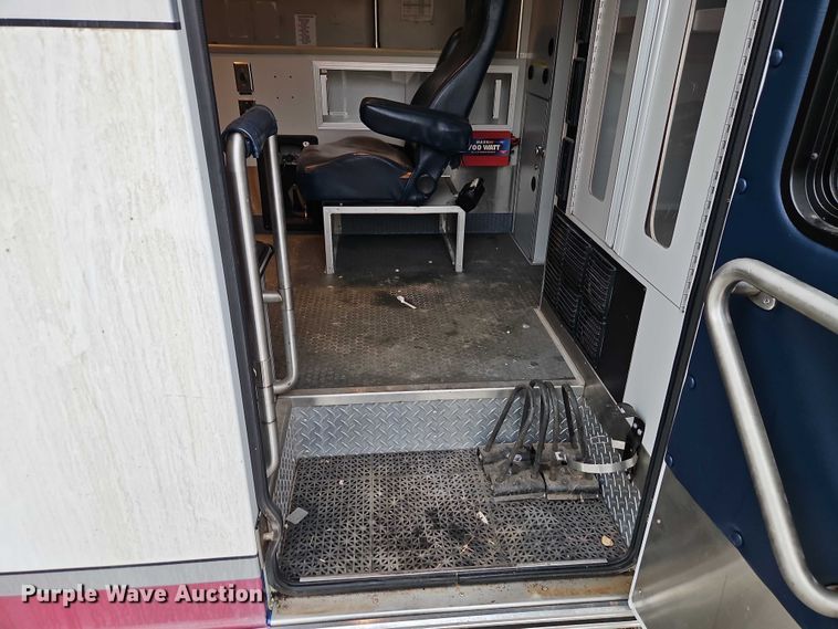 image for item EJ0071 1999 Ford E450 ambulance